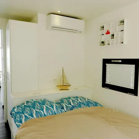 Floating 44 In - Boot 1 *